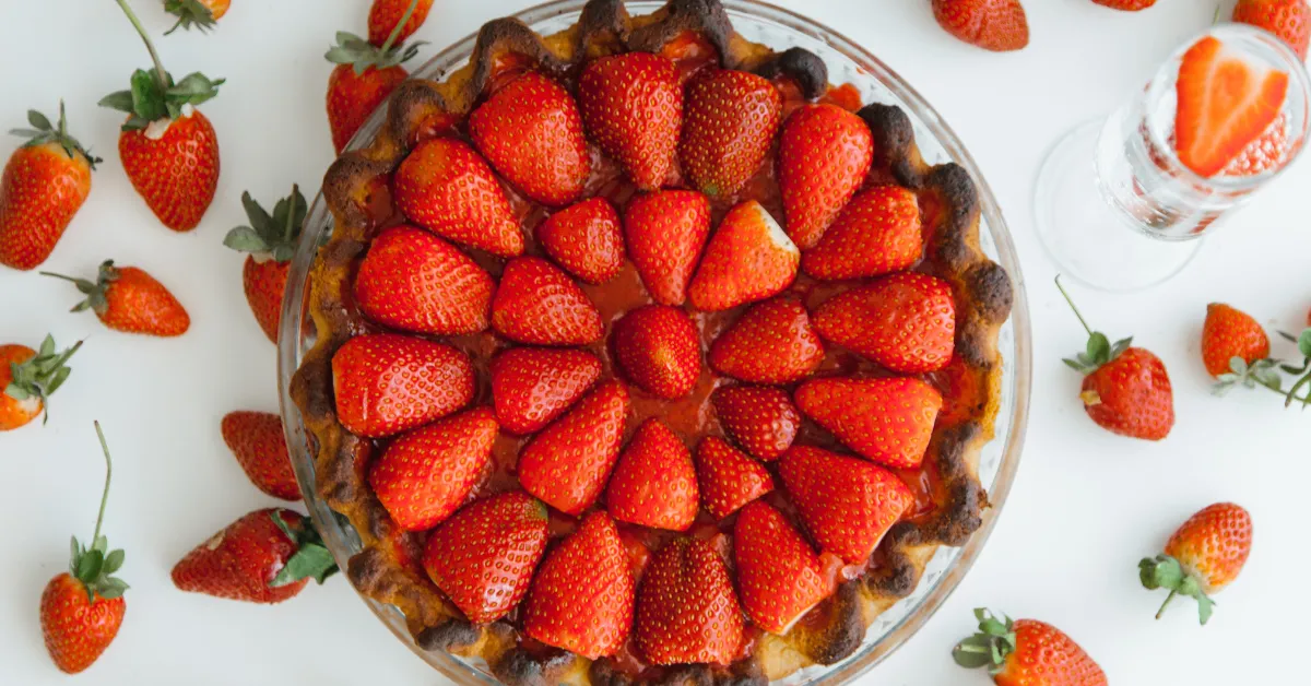 Receita de morango - torta de morango decorada com morangos frescos.