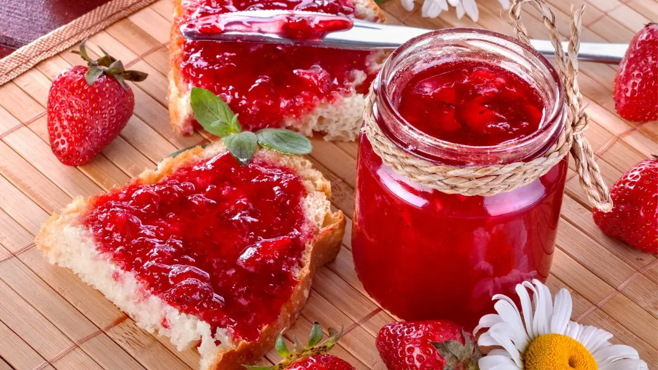 Aprenda como fazer geleia de morango congelado com esta receita deliciosa, usando morangos frescos e simples passos em casa.