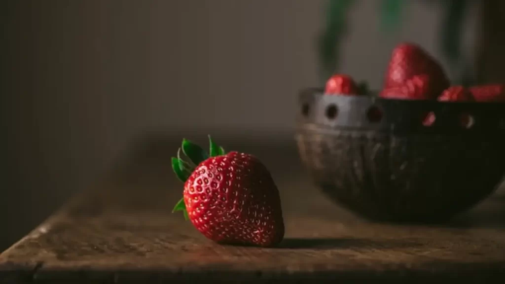 Morango sobre uma mesa de madeira.