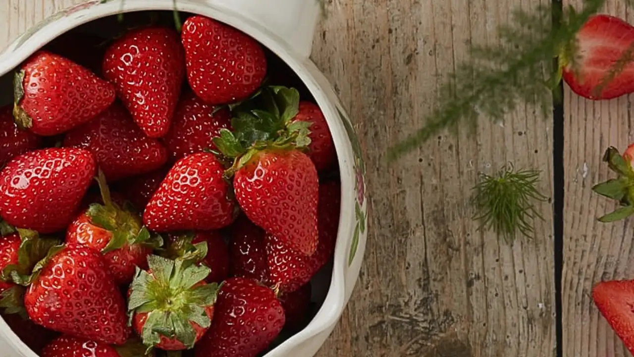 O que significa preferir morango a outras frutas, segundo a psicologia