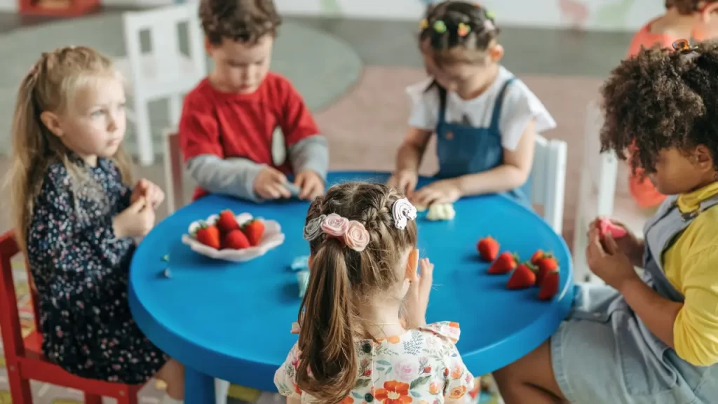 O morango na educação infantil: Criança, educador e família na abordagem Pikler